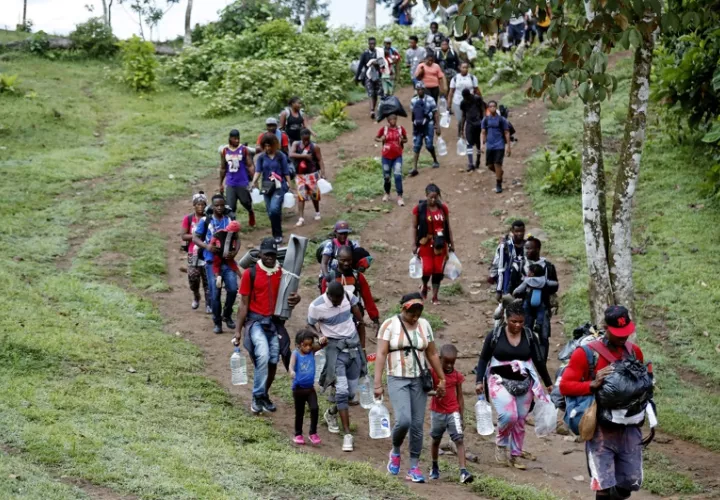 Migrantes haitianos en su camino hacia Panamá por el Tapón del Darién, en Acandi (Colombia). EFE