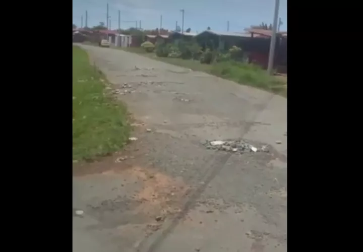 Los propios residentes han tenido que unirse para rellenar los huecos de la vía.