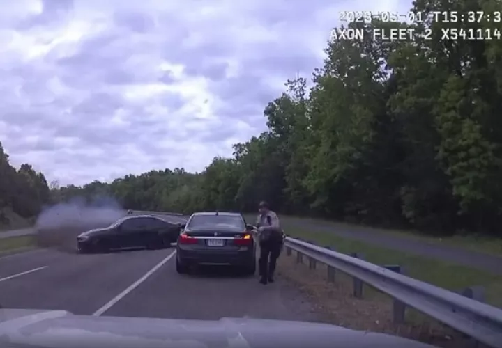 El oficial resultó con heridas leves, al igual que el adolescente y los dos pasajeros que iban en su vehículo.