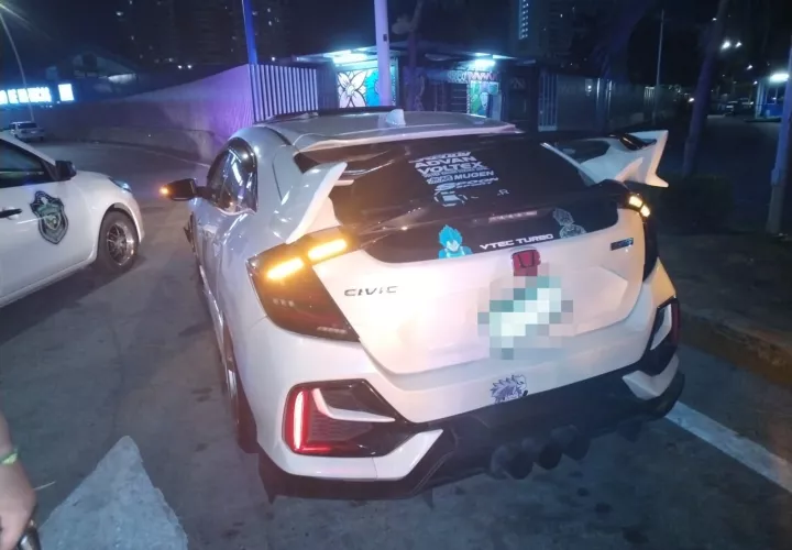 Lujosos carros modificados participan en las carreras ilegales.