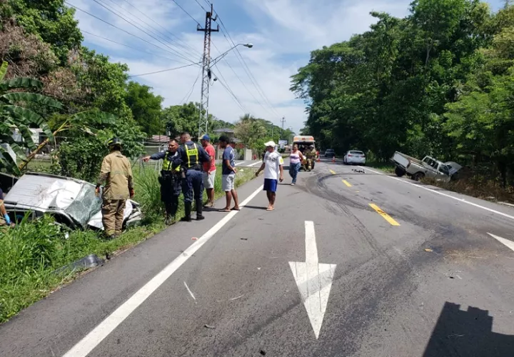 Los heridos fueron atendidos por paramédicos en la escena del fatal accidente. Foto: BCBRP