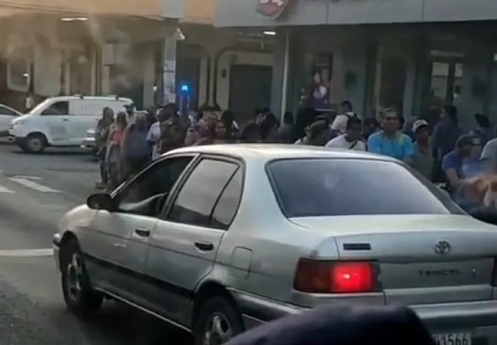 Pareciera que los autobuses existentes ya no se dan a basto para suplir la demanda en el servicio.