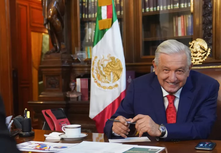  Fotografía cedida por la Presidencia de México del mandatario, Andrés Manuel López Obrador, durante una llamada de trabajo con su homónimo de Estados Unidos, Joe Biden, desde el Palacio Nacional de Ciudad de México (México).