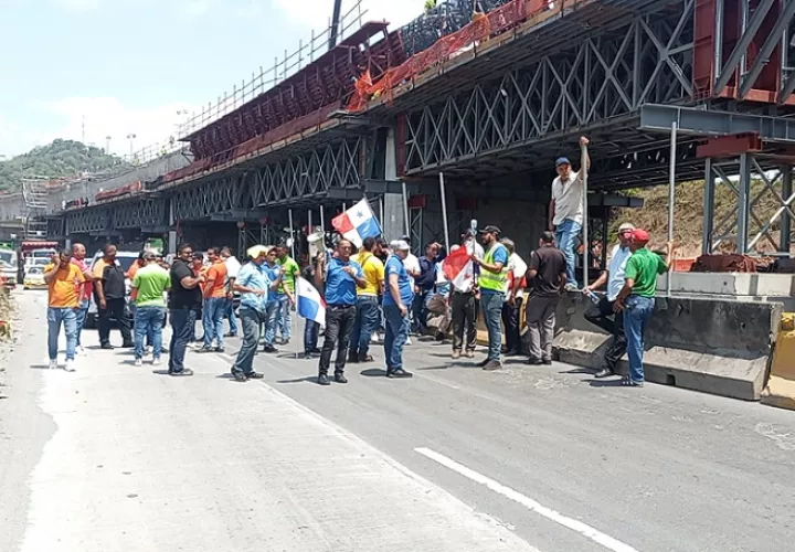 Los transportistas realizaron un piquete ante la sede provincial de la ATTT.