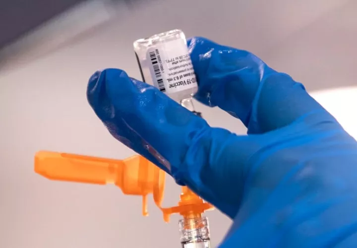 Vista de una enfermera preparando una vacuna contra la covid-19, en una fotografía de archivo. EFE