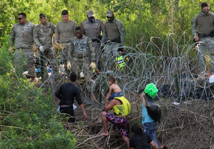 Militares observan a migrantes luego de cruzar el río Bravo para intentar ingresar a Estados Unidos en Matamoros (México). EFE