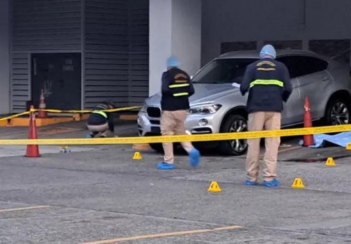 Escena del crimen en un estacionamiento de un comercio.
