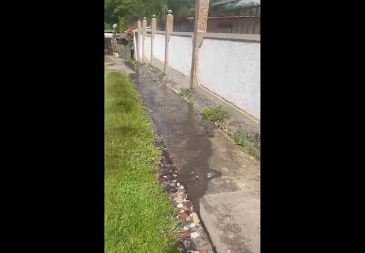 El agua potable se está perdiendo desde hace rato y nadie hace nada.