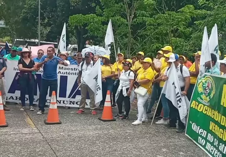 Asoprof, Amia y otros grupos magisteriales protestan en las afueras del Meduca.