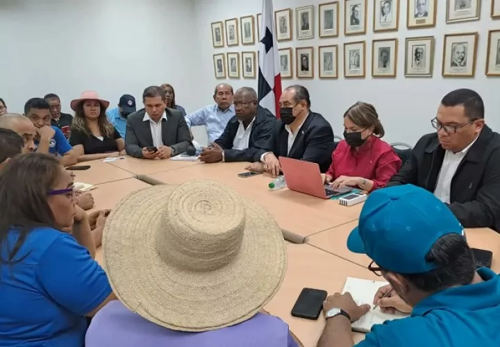 Autoridades del  Meduca atendieron a una delegación de educadores en la sede de la entidad.