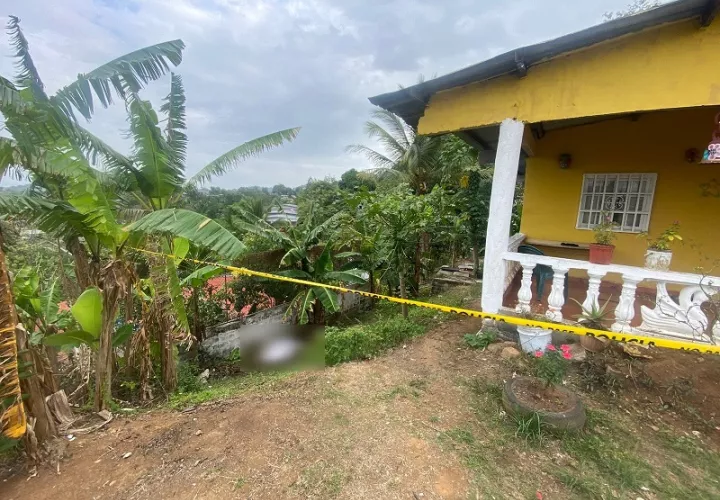 La víctima tenía una herida de bala en el pecho.