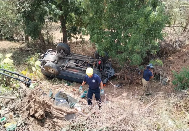 El vehículo terminó volcado del lado qué conduce hacia Chitré.
