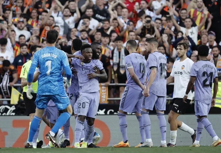  Vinícius (ci) es expulsado durante el partido correspondiente a la jornada 35 de LaLiga Santander. /EFE