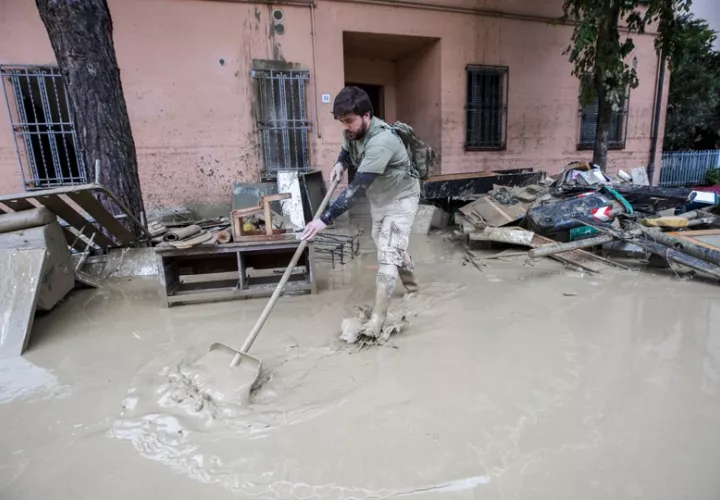El agua se va retirando de las zonas de Emilia Romaña y se empiezan a limpiar las toneladas de fango acumuladas, mientras se prepara la reconstrucción. EFE