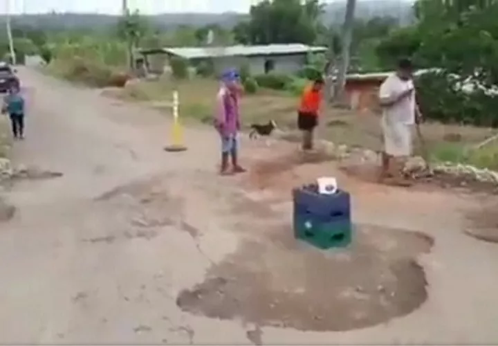 Los residentes taparon los huecos con tierra, pero temen con las lluvias se vuelvan a abrir.