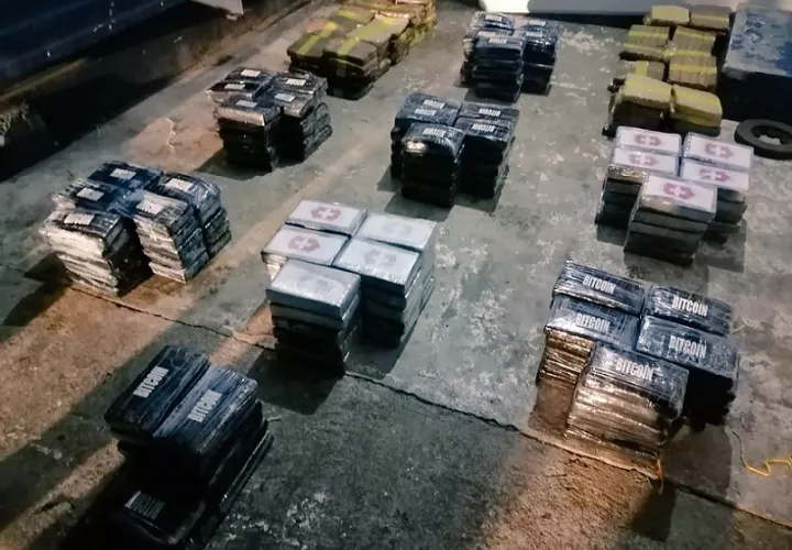  En diligencia de patrullaje marítimo en Isla Colón, provincia de Bocas del Toro, la Fiscalía de Drogas en conjunto con  @SENANPanama  ubican una embarcación con  287 paquetes con presunta sustancia ilícita. 