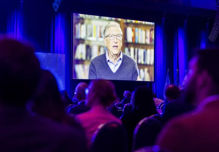 Fotografía de archivo en la que se registró una video conferencia dictada por Bill Gates (en pantalla), cofundador de Microsoft, en Washington DC (EE.UU.). EFE