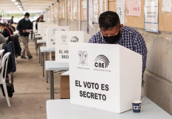 Fotografía de archivo de ecuatorianos ejerciendo su derecho al voto en Murcia (España). EFE