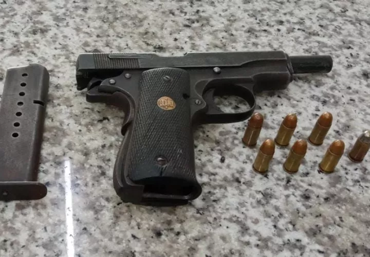 Arma calibre 32 con varias municiones.