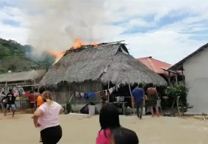 Escena del incendio en la casa.