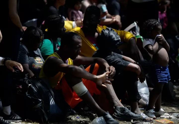 Registró a un grupo de migrantes al esperar en la selva para ser trasladados en canoa desde la Quebrada León hasta a la comunidad de Bajo Chiquito, en Darién (Panamá). EFE