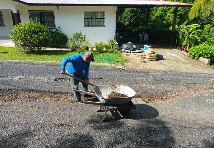 Las calles internas están en mal estado y el sistema de alcantarillado colapsó.