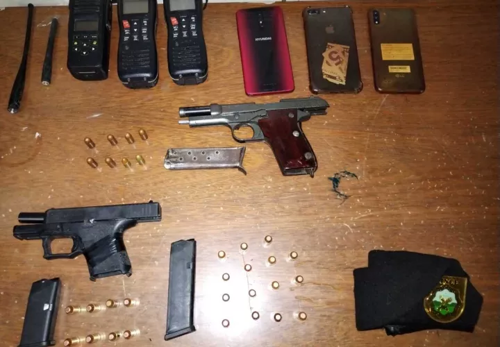 Las armas, munciones y radios de comunicación.