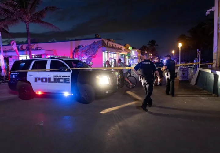 Agentes policiales registran el área donde se desató el tiroteo a lo largo de un malecón de playa en Hollywood, Florida, Estados Unidos.EFE