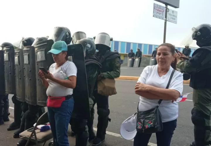Los policías no le permitieron el cierre de  la vía.