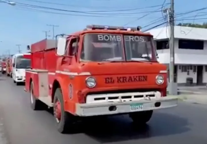 Los bomberos continúa su lucha.