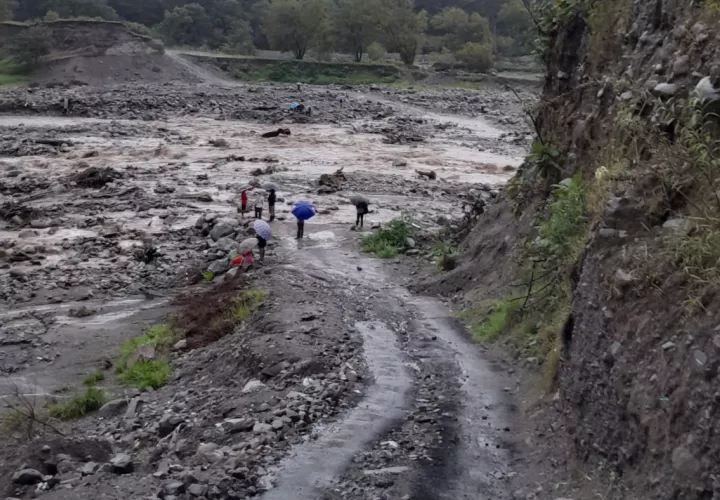 Camiones llenos de tierras y piedras