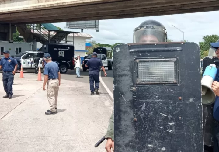 Los bomberos fueron replegados por unidades antimotines de la PN.