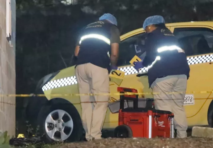 Personal del Ministerio Público y la Policía Nacional recoge los indicios de este doble homicidio.  (Foto-Video: Alexander Santamaría)