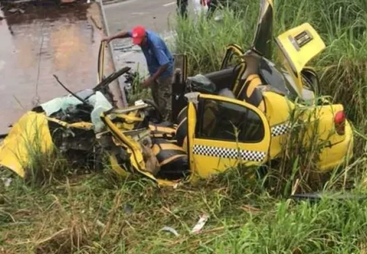 Así quedó el taxi producto de la colisión múltiple.