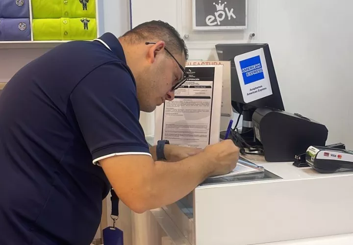 Dentro de las denuncias recibidas, se registraron 19 casos por no indicar las restricciones y 6 por mercancías con descuento no identificada. 