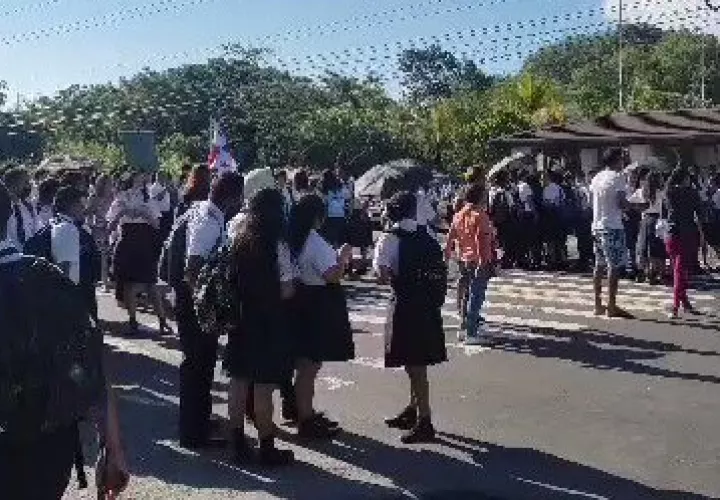 Cierre de la vía Interamericana a la altura de El Nance, San Carlos.