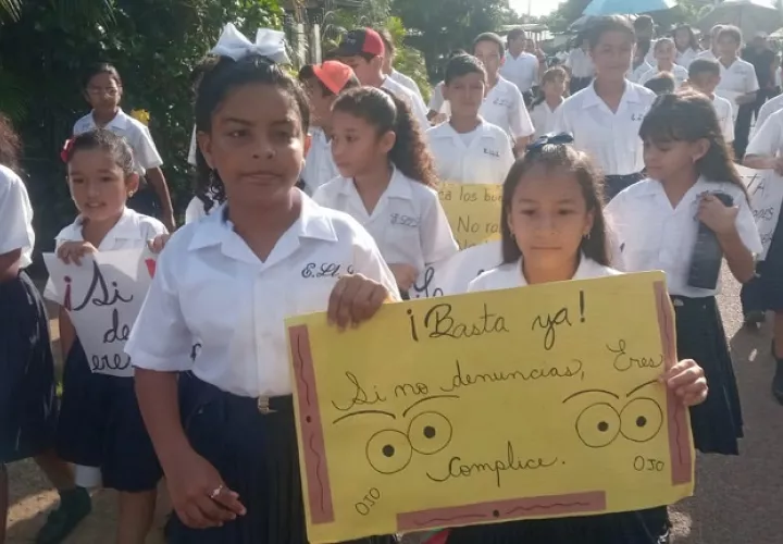 Eestudiantes con sus acudientes, así como docentes y administrativos, marcharon por las calles del lugar, a fin de solicitar al Meduca el nombramiento de celadores para la escuela.