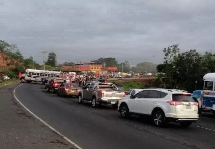 Descomunal tranque en varios puntos de Colón.
