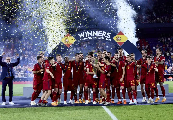 Los jugadores de la selección española de fútbol celebran el titulo, tras la final de la Liga de Naciones. Foto: EFE
