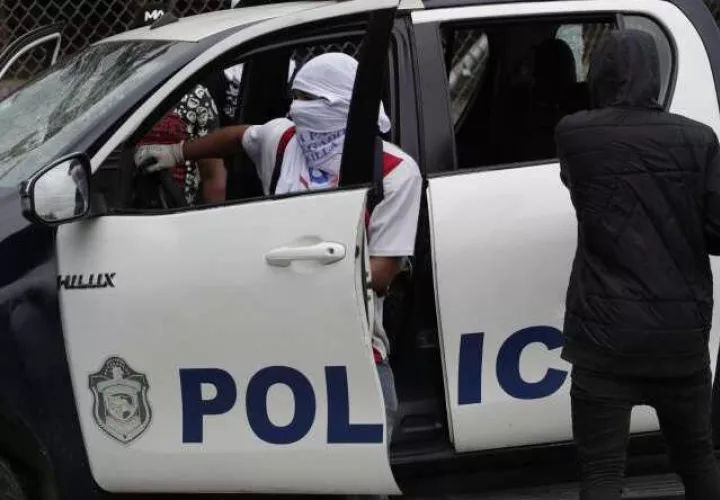 Vandalismo al patrulla policial en medio de la protesta en alrededores de la UP.