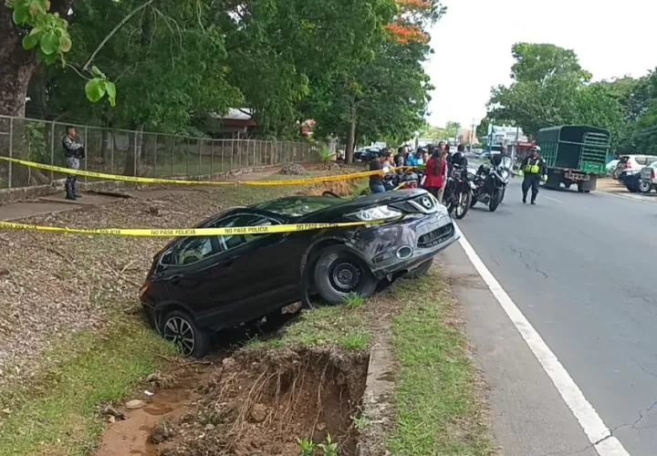 Huían de los linces, conductor pierde el control del auto y se accidentan 