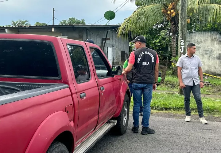 Escena del crimen acordonada por agentes policiales.