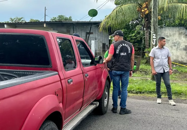Escena del crimen acordonada por agentes policiales.