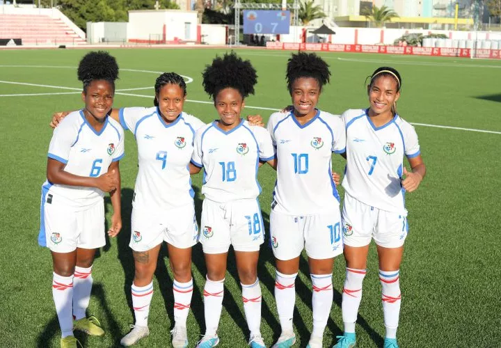 Deysiré Salazar (6), Karla Riley (9), Erika Hernández (18), Marta Cox (10) y Emily Cedeño (7) marcaron los goles de Panamá ante Gibraltar. Foto: Fepafut