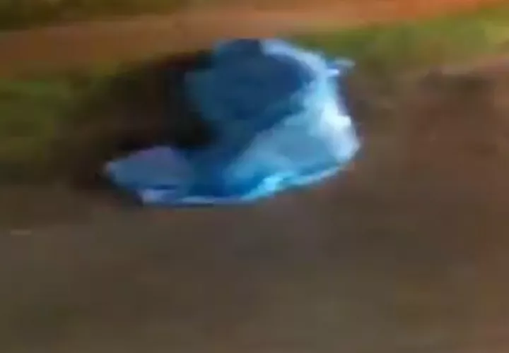 La víctima murió en medio de la carretera.