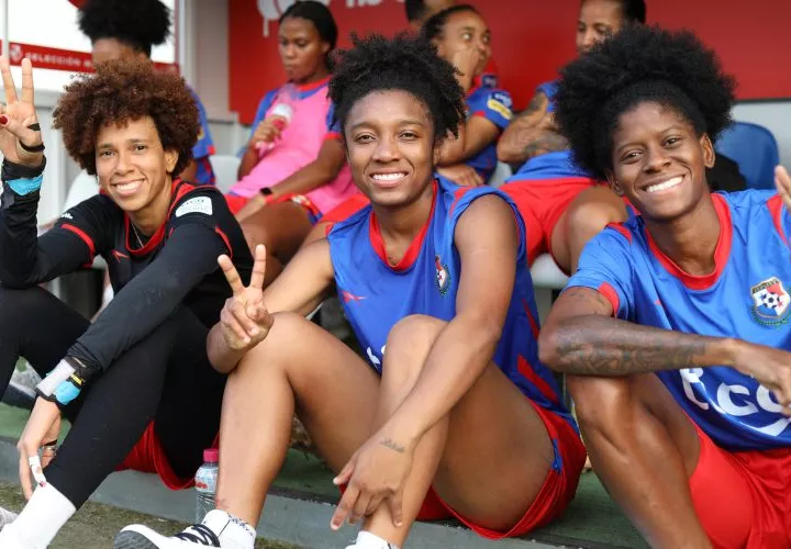 Marta Cox y Natalia Mills, mediocampistas de la selección femenina. Foto: Fepafut