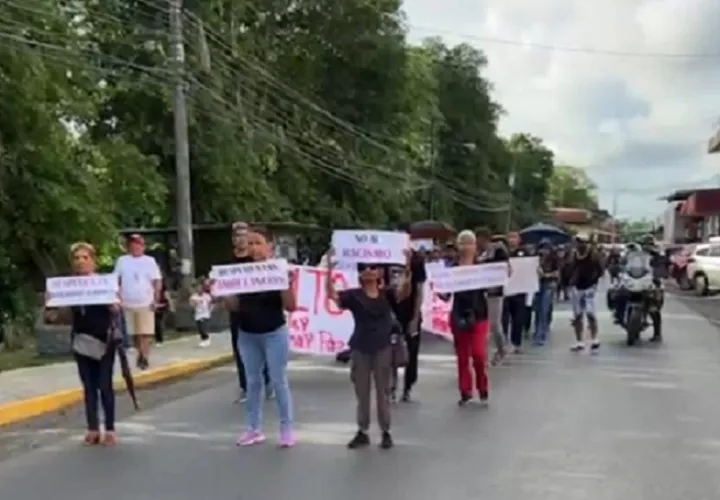 Los manifestantes marcharon de forma pacífica, pues se oponen a ser despojados de sus tierras por invasores.
