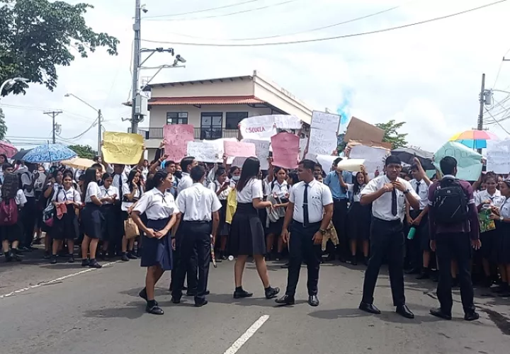 Portando pancartas, los colegiales del turno vespertino, marcharon desde el colegio hasta los predios del parque Libertador, en donde procedieron a cerrar la vía por cerca de 45 minutos. 