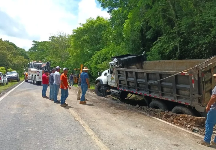 Un articulado cargado de se salió de la vía impactando contra un barranco.