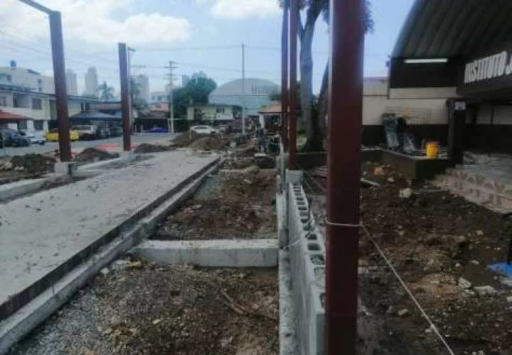 Los estudiantes exigen la entrega de la obra, que debía ser entregada hace un año.